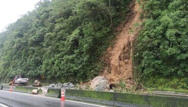 Foto mostra pedra e terra que deslizaram sobre a pista
