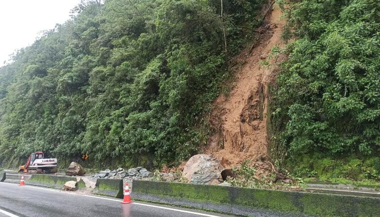 Foto mostra pedra e terra que deslizaram sobre a pista