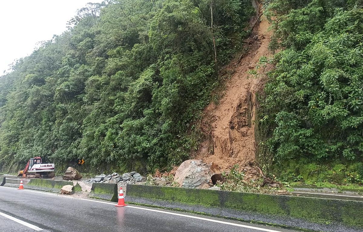 Foto mostra pedra e terra que deslizaram sobre a pista