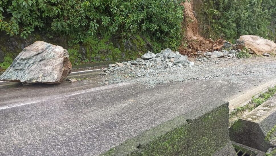 Pedras e muita terra espalahados pela pista da rodovia BR-277