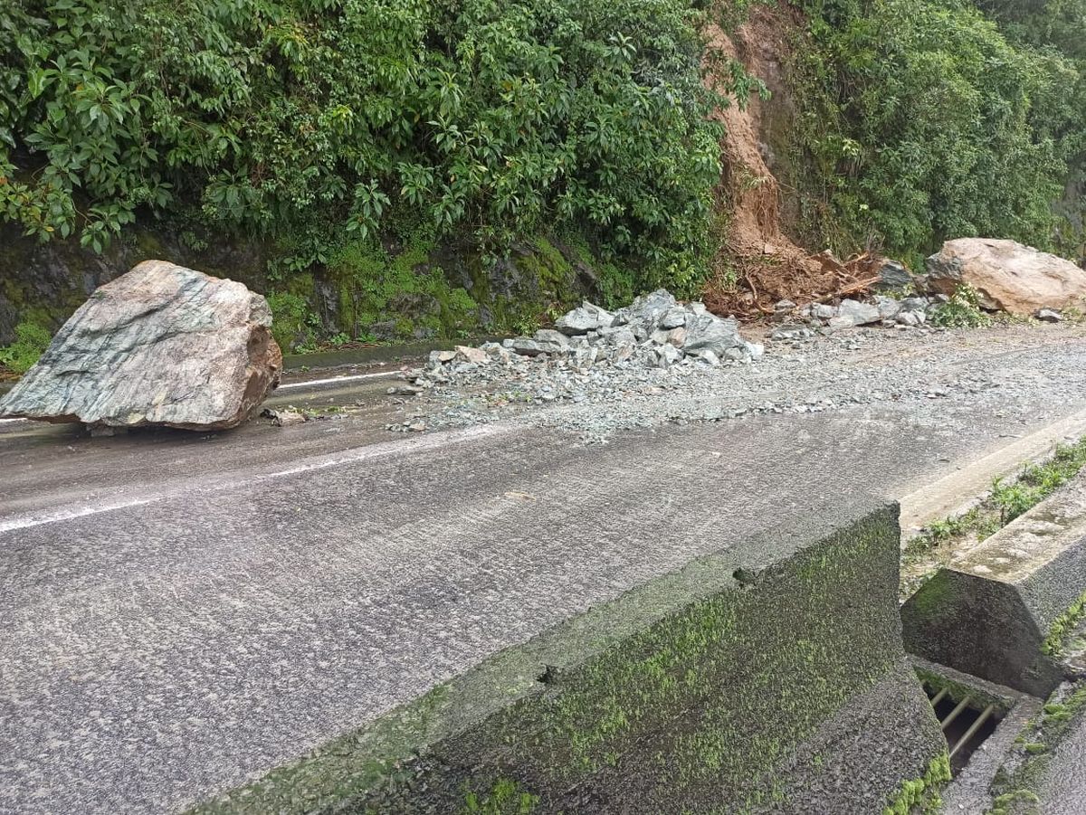 Pedras e muita terra espalahados pela pista da rodovia BR-277