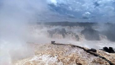 Imagem aérea mostra forlça das águas nas cataratas do Iguaçu