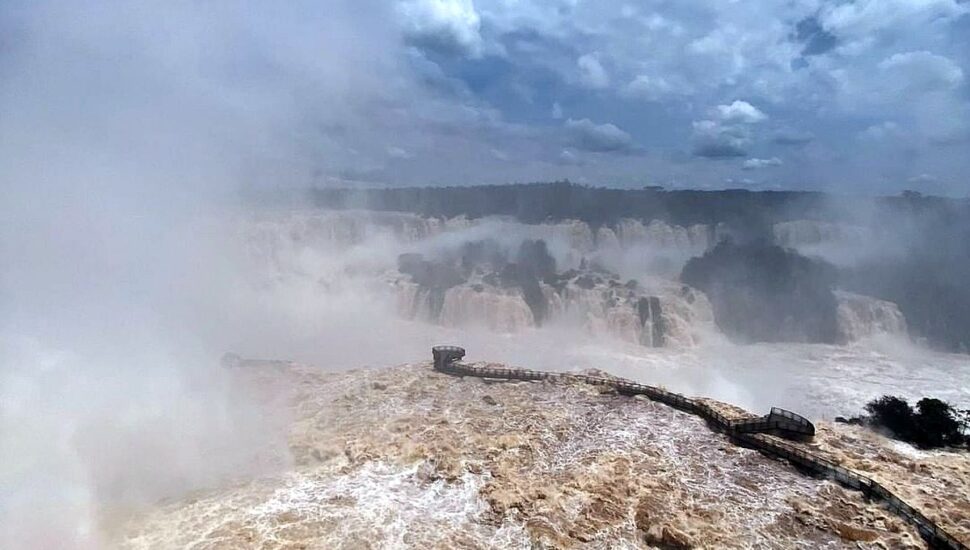 Imagem aérea mostra forlça das águas nas cataratas do Iguaçu
