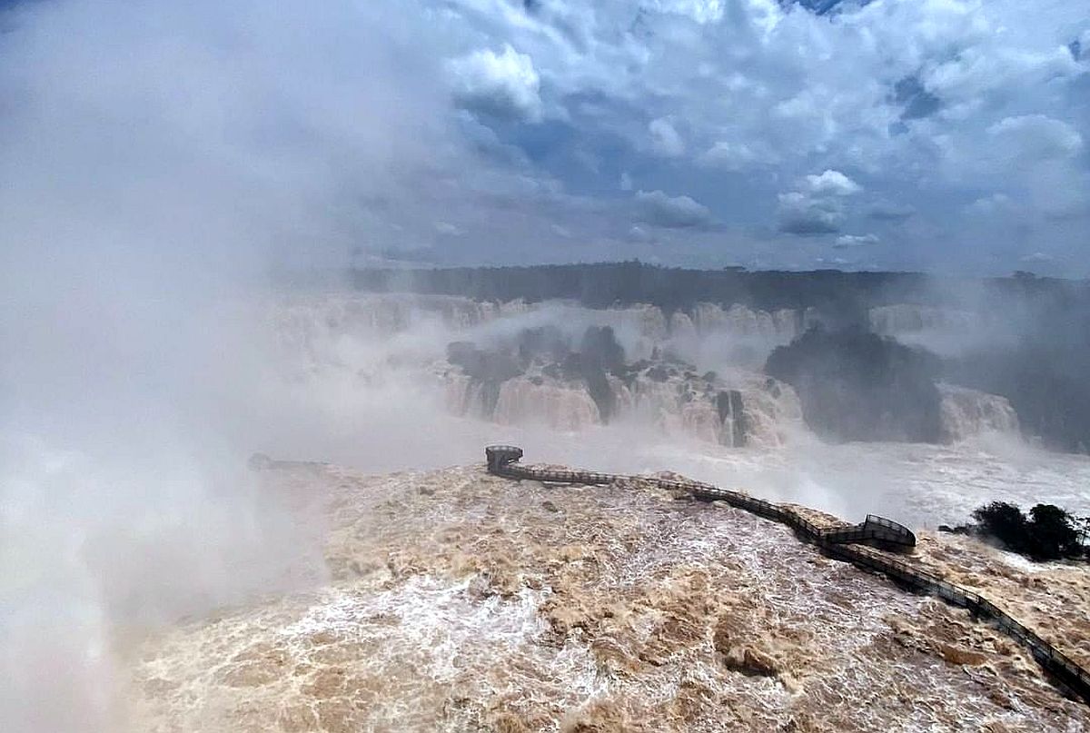 Imagem aérea mostra forlça das águas nas cataratas do Iguaçu
