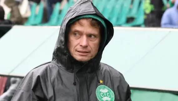 Coritiba tem problemas e promessa pode ganhar chance de ouro