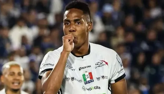 Reforço do Athletico chega em Curitiba com expectativa de protagonismo no Brasileirão