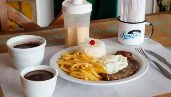 Do caldinho a feijoada: feijão é a estrela do cardápio de restaurante em Curitiba