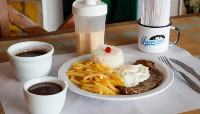 Do caldinho a feijoada: feijão é a estrela do cardápio de restaurante em Curitiba