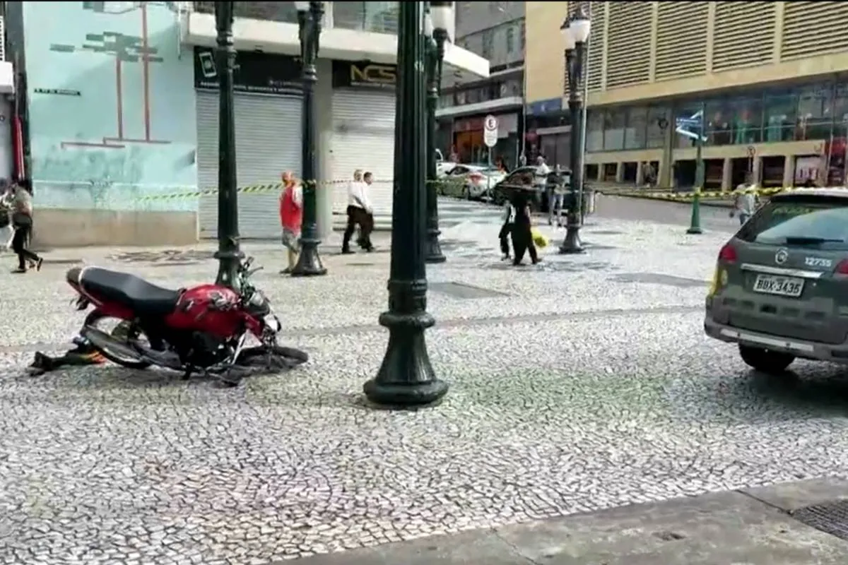 Em fuga alucinada, motociclista invade Rua XV de Novembro, tradicional de Curitiba