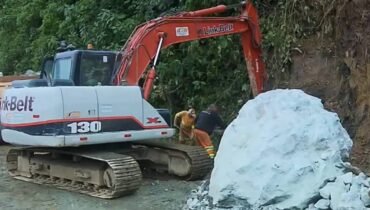 Imagem mostra Trecho da BR-277 que teve deslizamento de rochas sentido litoral segue interditado.