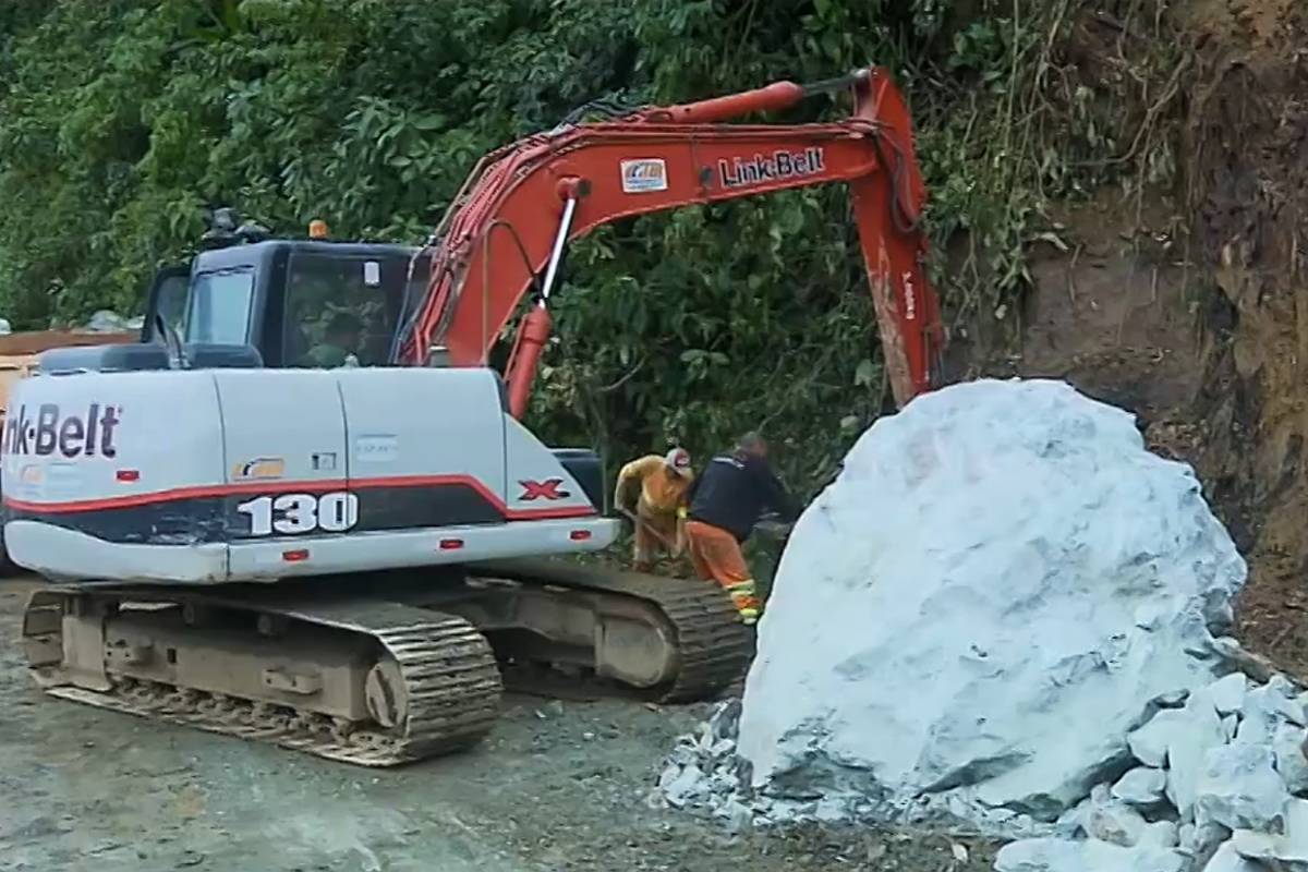 Imagem mostra Trecho da BR-277 que teve deslizamento de rochas sentido litoral segue interditado.