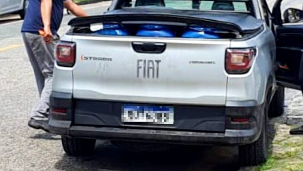 Imagem mostra uma caminhonete carregada com tambores de óleo usados