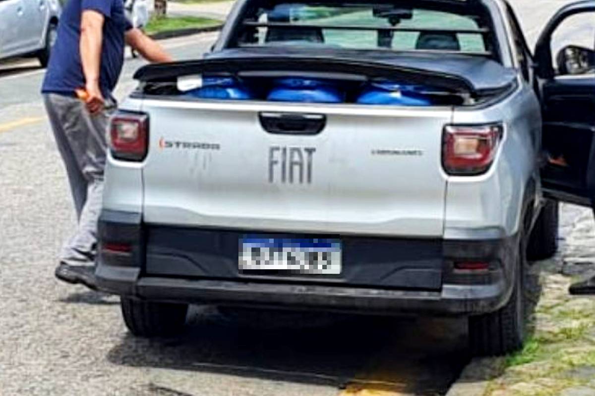 Imagem mostra uma caminhonete carregada com tambores de óleo usados