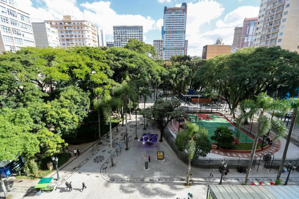 Imagem mostra a Praça Osório, no Centro de Curitiba.