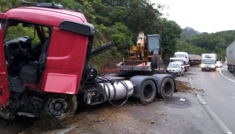 Imagem mostra caminhões com cargas "gigantes" que se envolveram no acidente