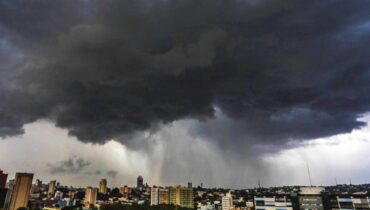 Imagem mostra uma grande nuvem de chuva em cima de Curitiba.