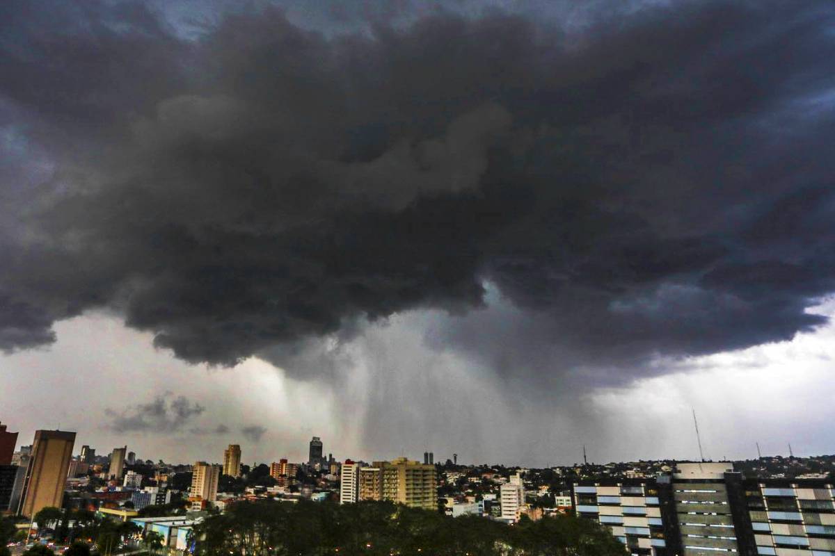Imagem mostra uma grande nuvem de chuva em cima de Curitiba.