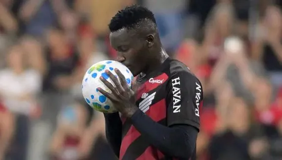 Viveros, atacante do Athletico, vive polêmica com antigo clube