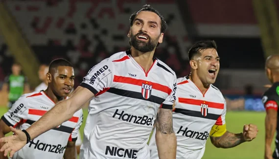 Artilheiro histórico do Coritiba, Léo Gamalho fica livre no mercado