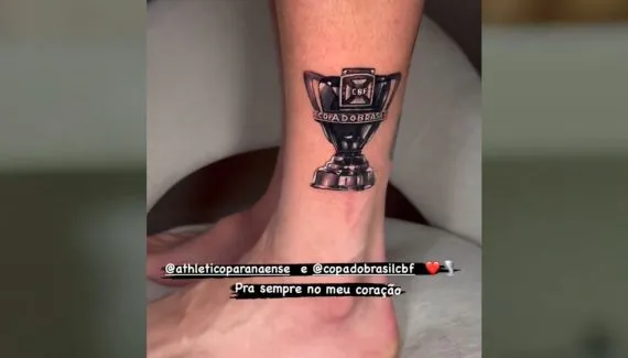 Ídolo do Athletico tatua taça da Copa do Brasil