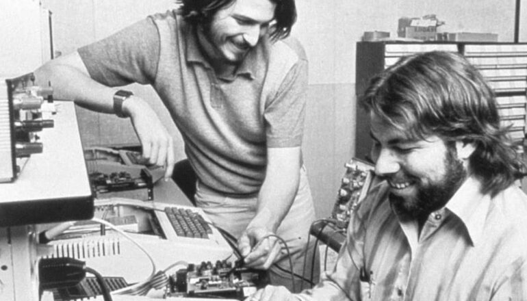 Imagem mostra Steve Jobs e Steve Wozniak, os criadores da Apple.