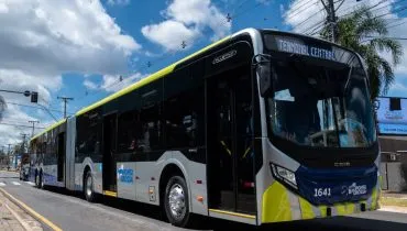Imagem mostra um ônibus estacionado.