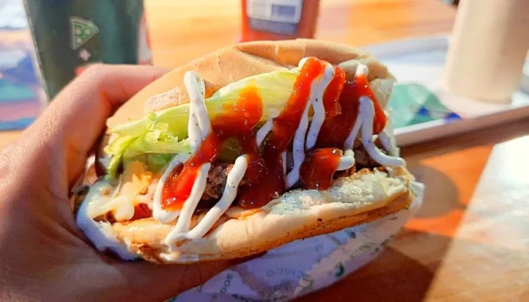 Lanche raiz no Batel resgata a memória do X-Salada em Curitiba