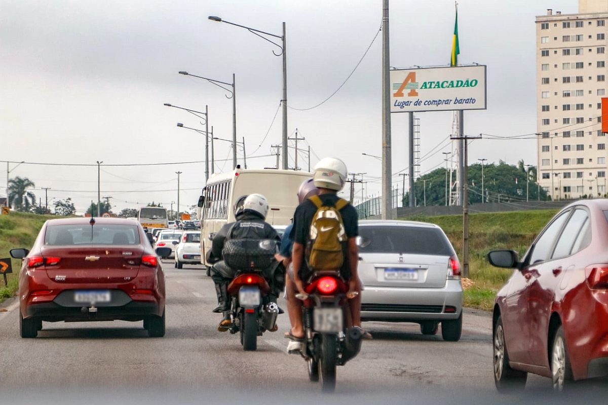 Imagem mostra carros e motos na LInha Verde, em Curitiba