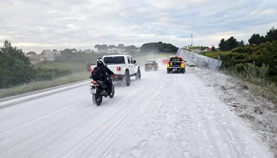 Neve no Paraná? Acidente no Contorno Norte deixa pista branquinha