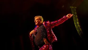 Andy Bell, do Erasure, faz show vibrante em Curitiba. Veja fotos!