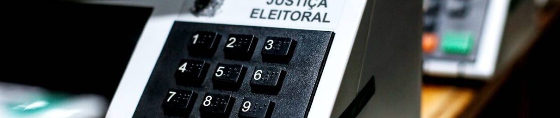 Imagem mostra uma urna eletrônica.