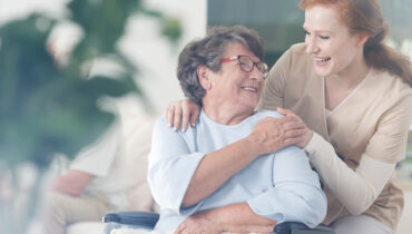 Idosos podem ser felizes recebendo a atenção de uma cuidadora profissional em uma casa de repouso | Foto: Shutterstock