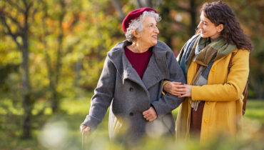 A terceira idade pode ser mais leve com a ajuda de familiares. | Foto: Shutterstock