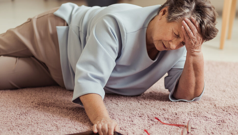 Quanto mais velho é um idoso, mais perigosas para sua saúde são as quedas | Foto: Shutterstock