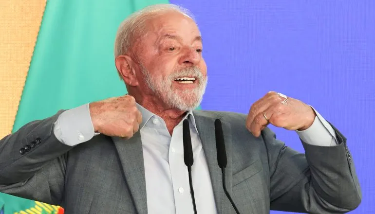Lula vence Flávio Bolsonaro e é eleito presidente em 2º turno