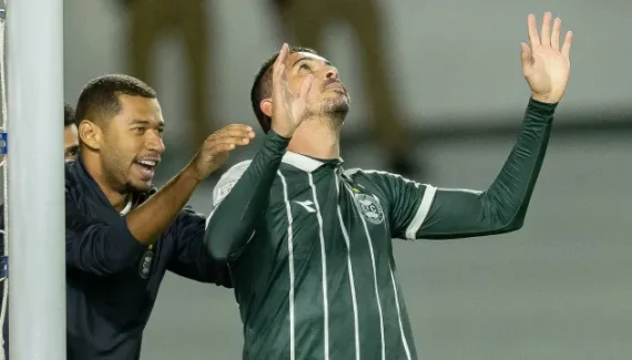 Coritiba vira sobre o Bahia, encerra jejum e cola na zona de Libertadores