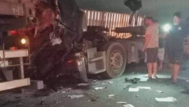 Imagem mostra o engavetamento registrado na BR-277.