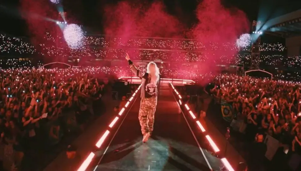 Emily Armstrong percorre o palco do Couto Pereira cantando o refrão da música The Catalyst, em Curitiba.