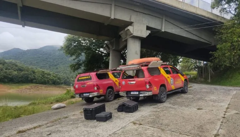 Caminhão cai na Represa do Capivari; criança morre e pai está desaparecido
