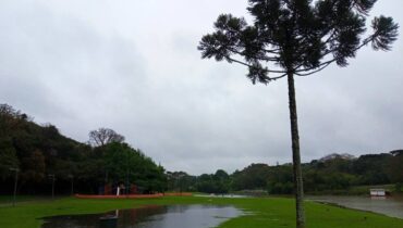 Imagem mostra um parque de Curitiba com tempo fechado.