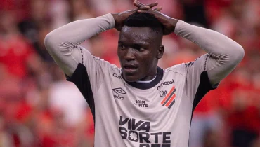 Em baixa no Athletico? Viveros lidera estatística negativa no Brasileirão