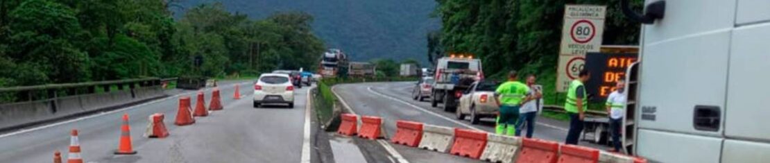 Imagem mostra o bloqueio realizado na BR-277, sentido litoral do Paraná, por causa de queda de barreira.