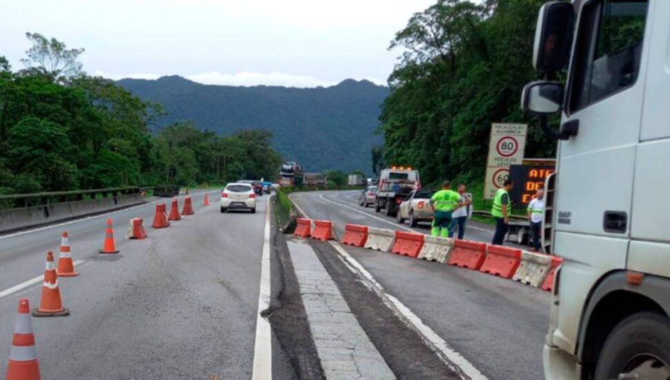 Imagem mostra o bloqueio realizado na BR-277, sentido litoral do Paraná, por causa de queda de barreira.