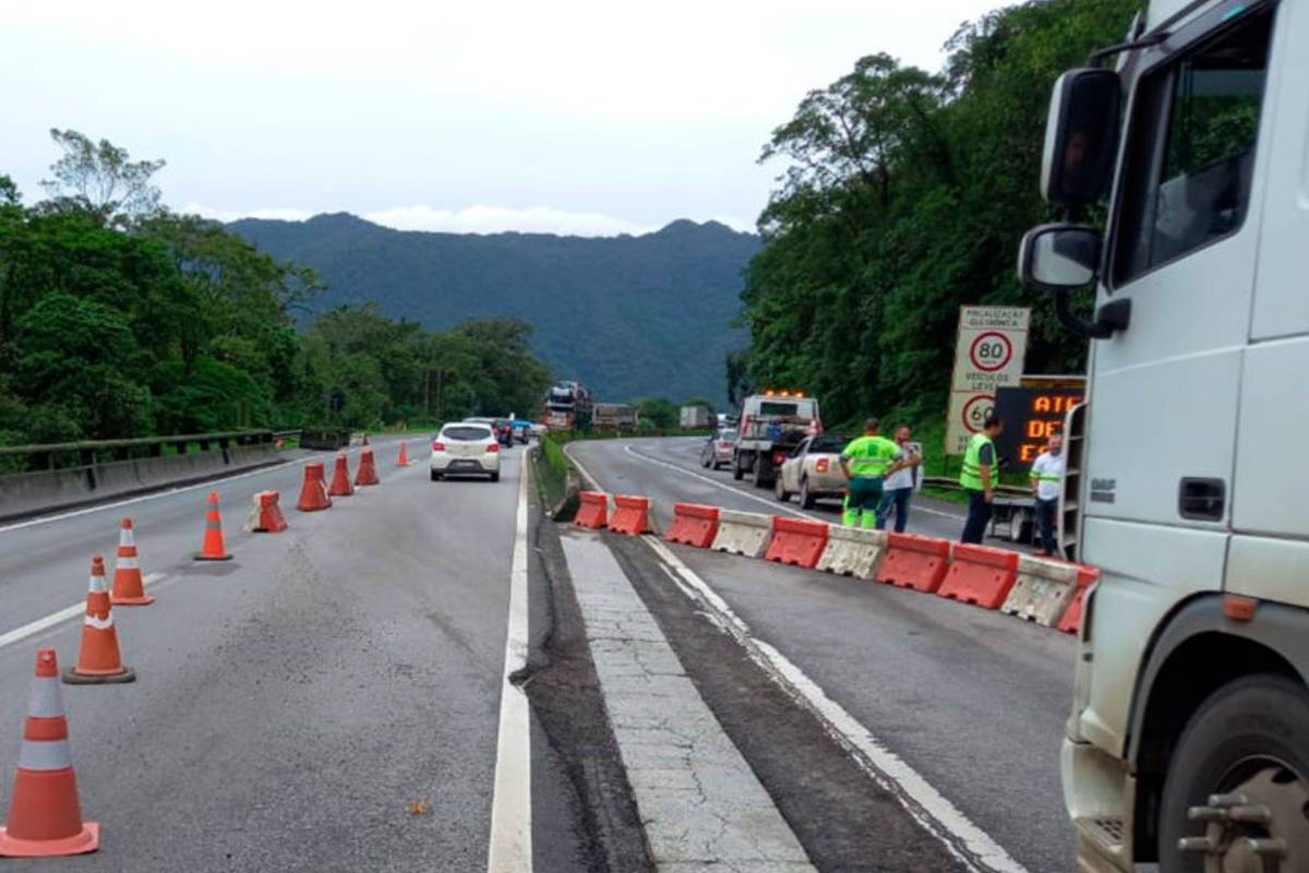 Imagem mostra o bloqueio realizado na BR-277, sentido litoral do Paraná, por causa de queda de barreira.