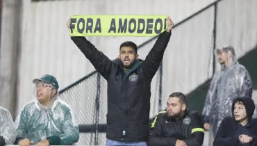 Coritiba tem melhor primeiro tempo do ano em vitória marcada por protestos