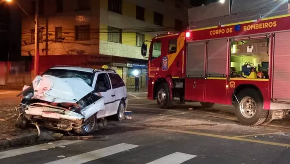 Imagem mostra uma Parati envolvida no grave acidente em Curitiba.