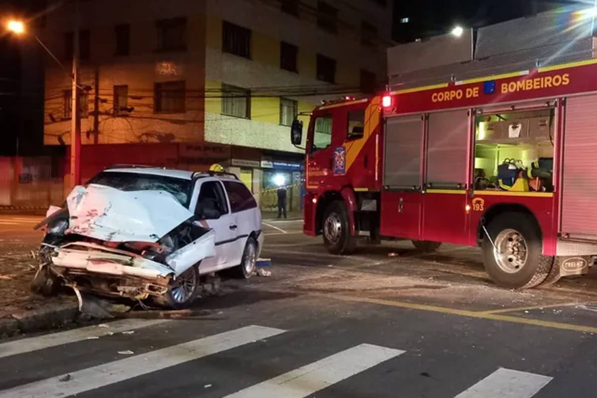Imagem mostra uma Parati envolvida no grave acidente em Curitiba.
