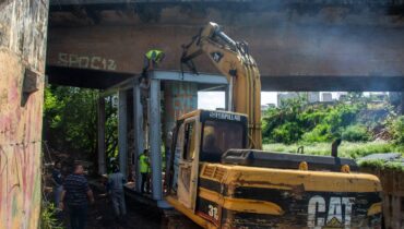 Imagem mostra uma máquina trabalhando no viaduto do Alto Boqueirão.