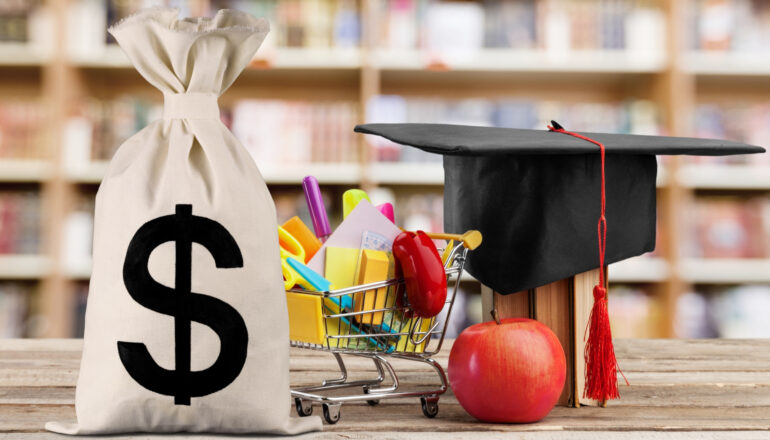 Algumas empresas oferecem bolsas de estudo para funcionários entrarem na faculdade. | Foto: Shutterstock
