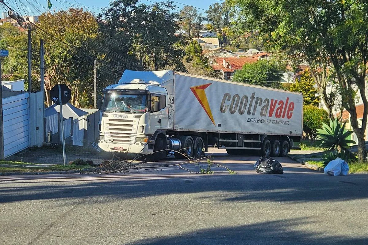 Imagem mostra um caminhão atravessado em uma rua de Curitiba